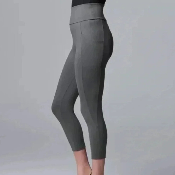 Simply Vera High-Rise Compression Capri Leggings - Picture 1 of 7